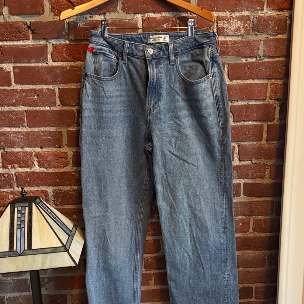 Abercrombie & Fitch High-Rise Relaxed Jeans - Light Blue